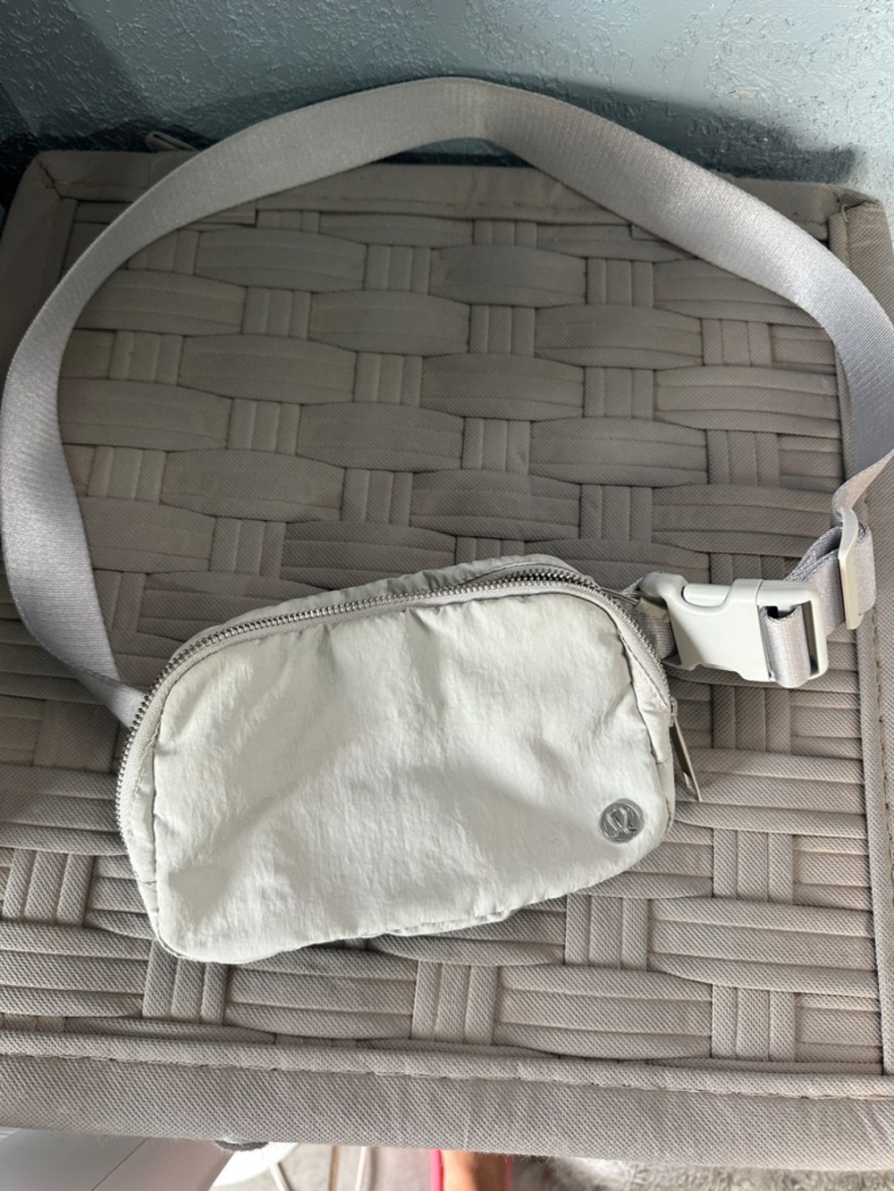 lululemon everywhere belt bag in light gray